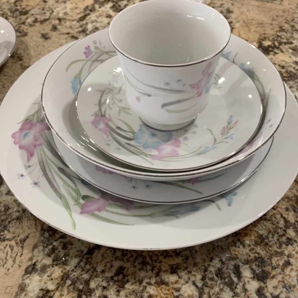 Five pieces one place sitting fine China
